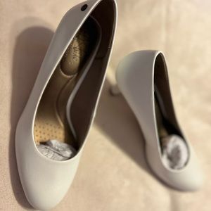 Life stride off white pumps